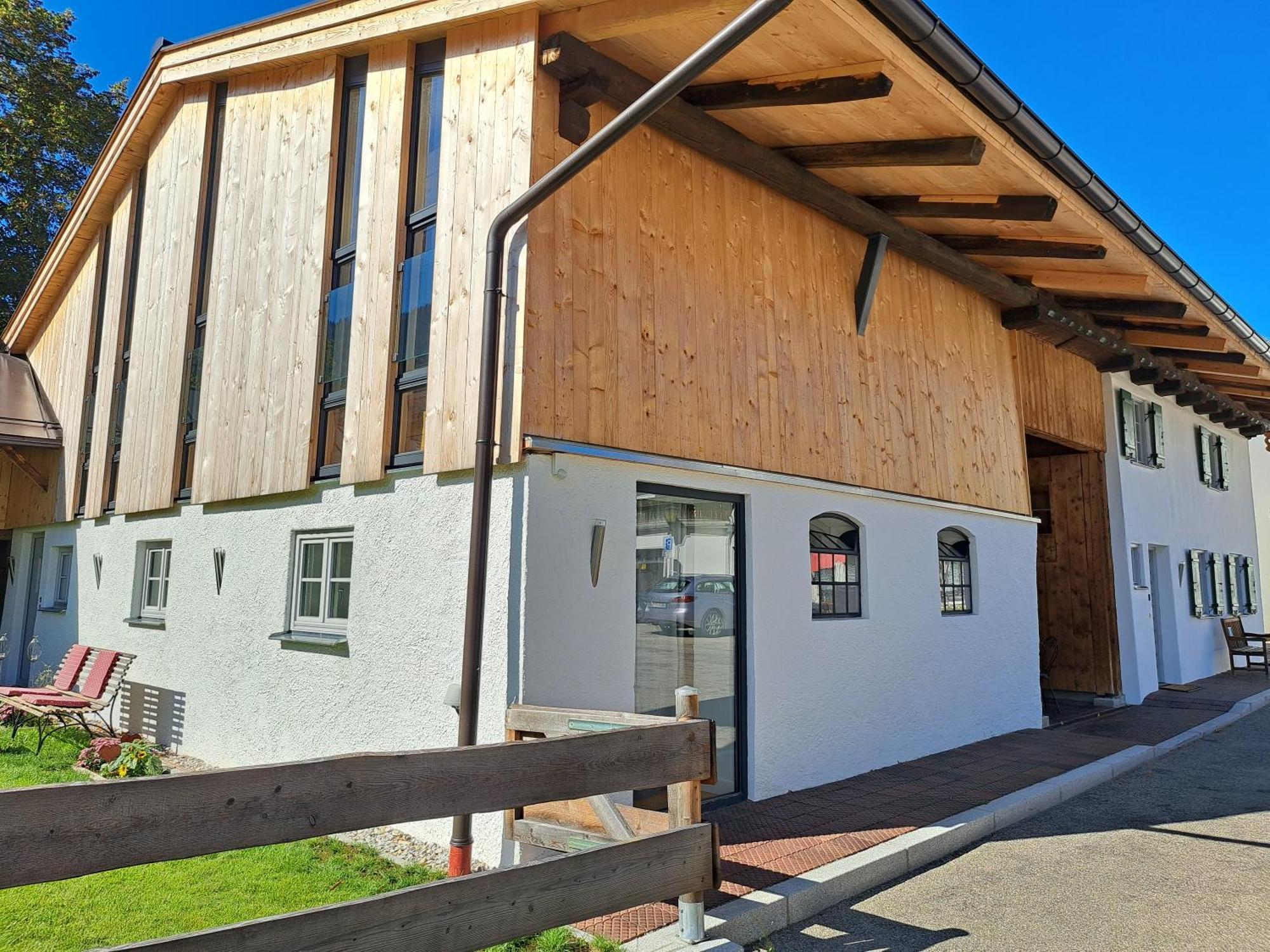 Neu! Ferienwohnungen Im Lueftlmalereck, Hennalahaus Oberammergau Luaran gambar
